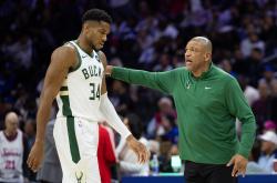 足球直播-火箭碾压江苏队，字母哥统治全场