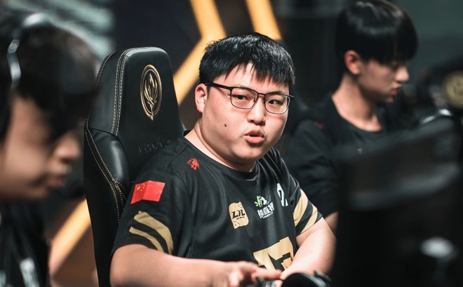 关于RNG力克CLG，Uzi线上压制力十足鏖战多局四强赛，让粉丝疯狂欢呼的信息