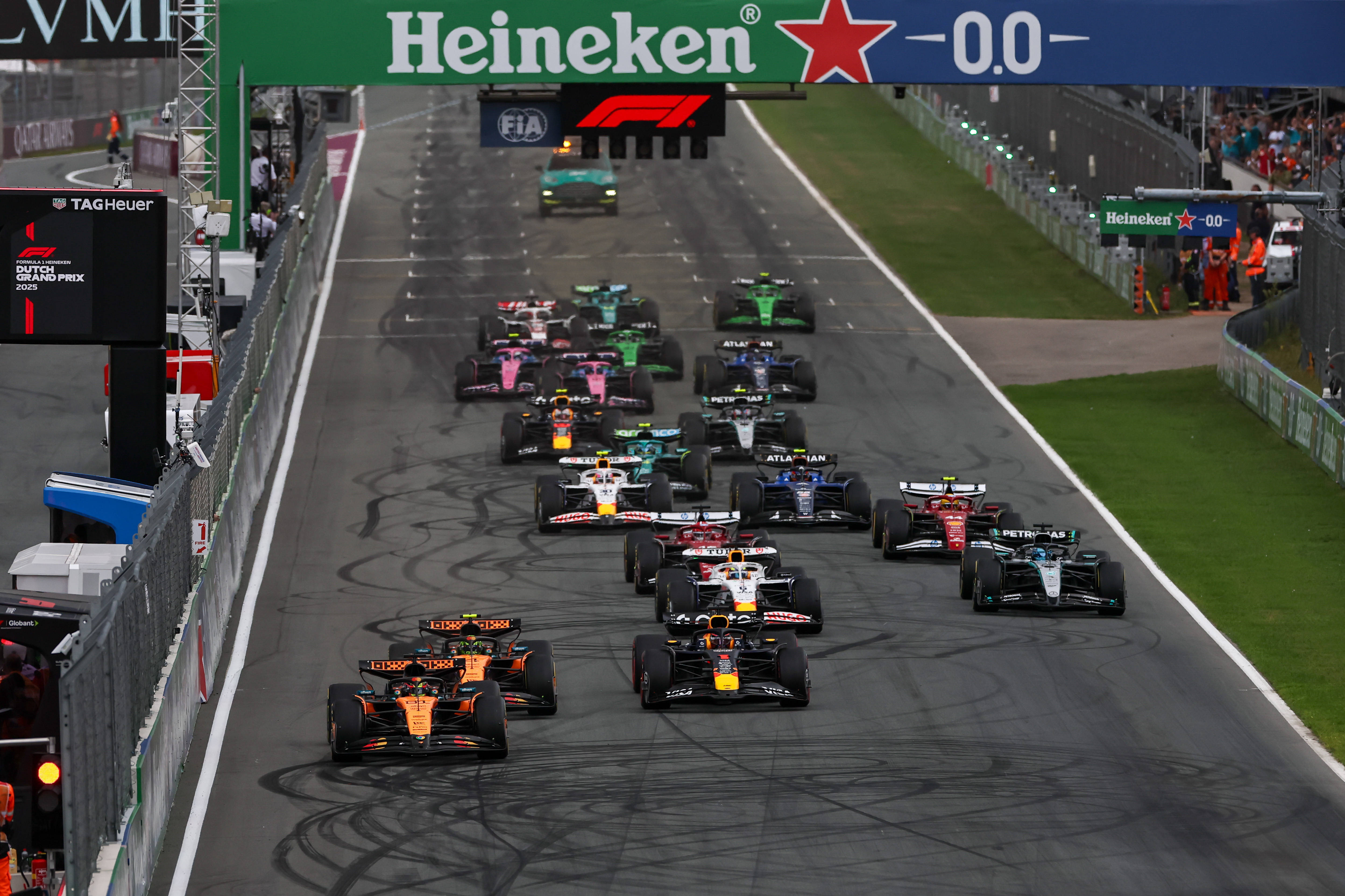 包含红牛二队险胜雷诺车队，皮亚斯特里扛起全队的词条