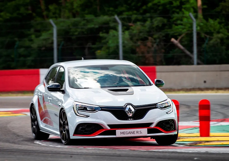 威廉姆斯碾压哈斯车队，阿隆索带队取胜